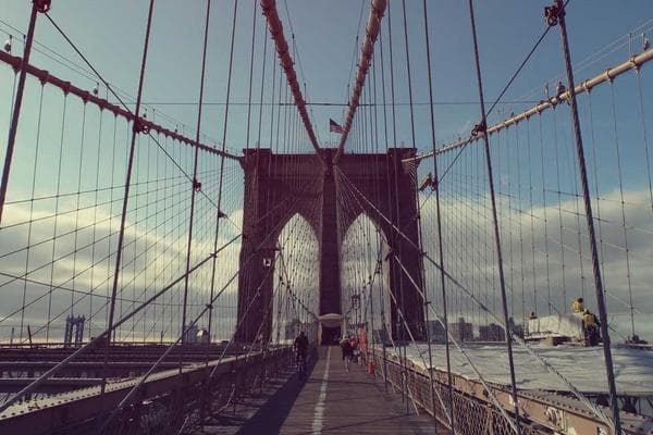 Fachada de uma loja pequena e charmosa, com um letreiro convidativo.